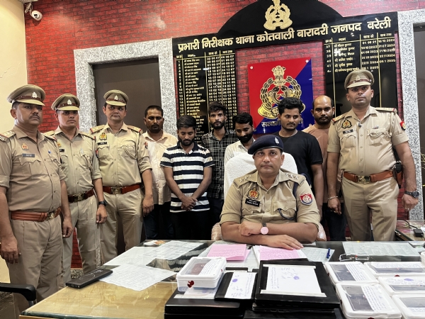 गिरफ्तार आरोपी और बरामद सामान के साथ पुलिस टीम