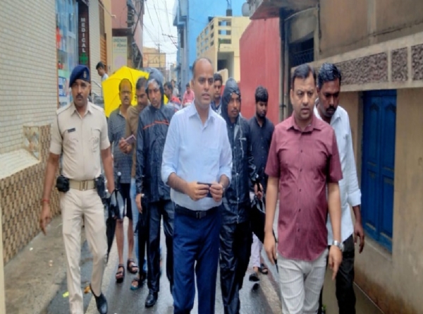 बाढ़ का असर, उपयुक्त सड़क पर उतरे