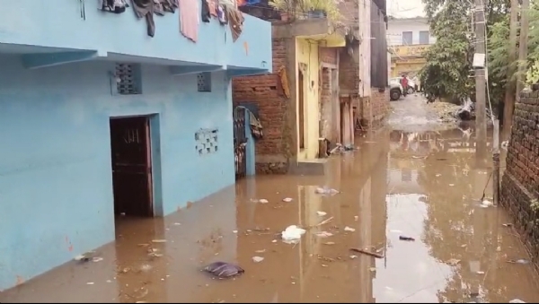 बाढ़ का असर, उपयुक्त सड़क पर उतरे
