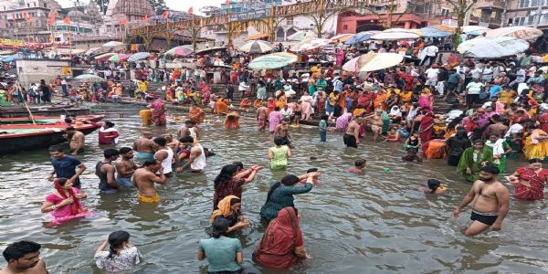 निर्जला एकादश्यां सहस्रं श्रद्धालवः पवित्र गंगायां निमज्जनं आस्थयाकुर्वन् दानपुण्यं च