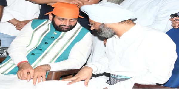 हरियाणायाः मुख्यमन्त्री पूर्वकेन्द्रीयमन्त्री सुखदेवसिंहढींडसाके परिवारजनानां सान्त्वनां दत्तवान्