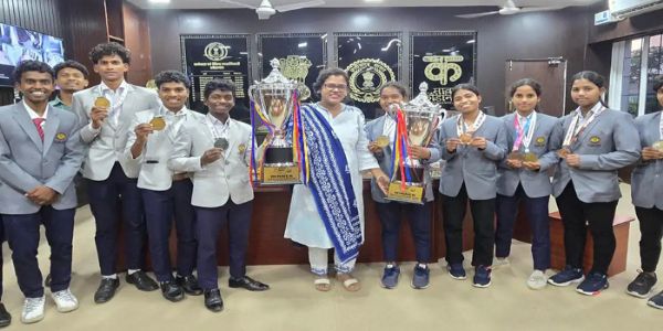 कोंडाग्रामं जनपदाधिकारिणा अबूझमाडस्य मल्लखम्बक्रीडकानां प्रोत्साहनं कृतम्