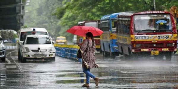 दक्षिण बंगाले उष्णतावृष्ट्योः उभयता, उत्तरे न्यूनायते वर्षा