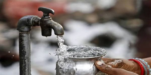विद्यालयेषु जलस्य टंकस्य स्वच्छता न जाता इति छात्राणां स्वास्थ्याय संकटः , अभिभावकाः चिंतिताः