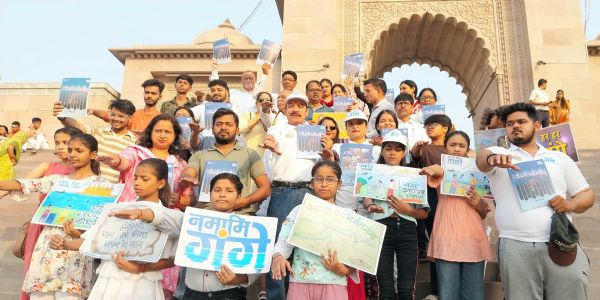 गंगा द्वारे नमामि गंगे इति उपलब्धीः उक्त्वा कार्यकर्तारः चलितवन्तः स्वच्छताभियानम्