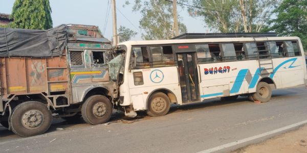 विवाहस्य शोभायात्रायाः लोकयानस्य भरवाहनेन सह अपघट्टनं, १० जनाः घातिताः