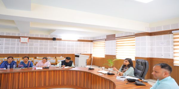 आंगनबाड़ी केन्द्रेषु मनोरञ्जनात्मक क्रियाकलापेन बालकान् शिक्षयन्तु : जनपदादण्डाधिकारी