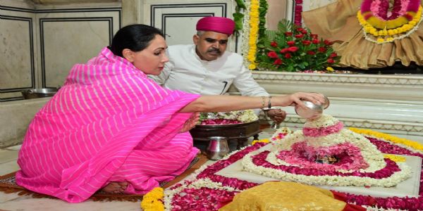 उपमुख्यमन्त्री दियाकुमारी श्रावणमासस्य प्रथमदिवसे शिवस्य अभिषेकं कृतवती