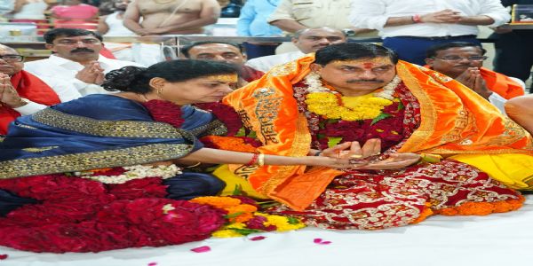 मुख्यमन्त्री डॉ. यादवः स्वपत्न्या सह महाकालेश्वरमन्दिरे भास्मार्तीदर्शनं पूजां च अकरोत्
