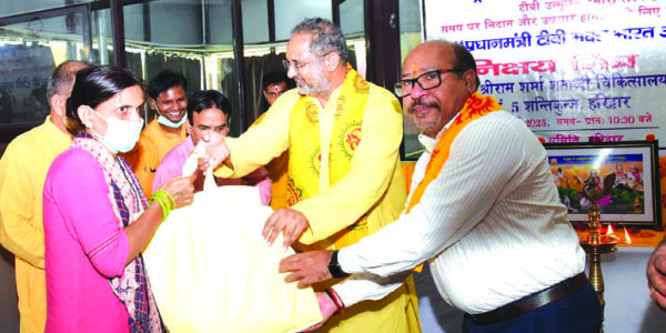 शांतिकुंजद्वारा क्षयरोगपीडितेभ्यः निक्षयपोषणपोटलिका वितरिता