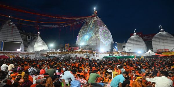 श्रावणस्य प्रथम सोमवासरे बाबा बैद्यनाथ धाम्नि उत्पन्नश्श्रद्धालूनां सम्मर्दः