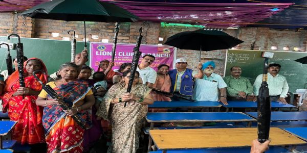 लायन्स् क्लब इत्यनेन आवश्यकतावशात् छत्राणि वर्षाप्रावरकानि च वितरितानि