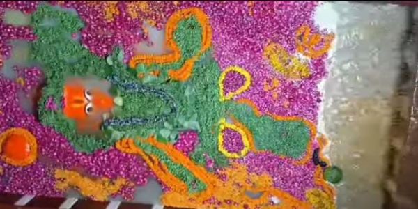 विश्वप्रसिद्धप्रयागराजसंगमतटस्य बड़ेहनुमानजीमहाराजस्य स्नानं मात्रा गङ्गया कारिता