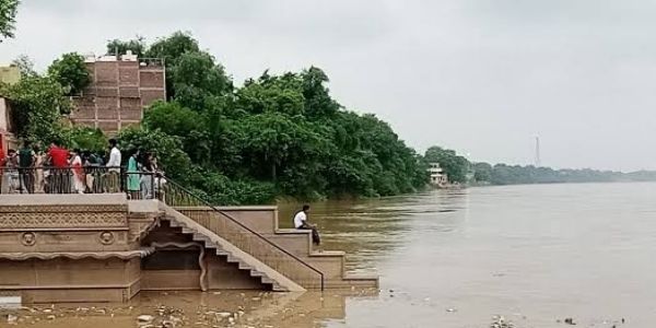 गङ्गायाः जलस्तरः वर्धते, इदानीं प्रतिहोरा त्रयः सेन्टिमीटरमितं गत्या वृद्धिः दृश्यते