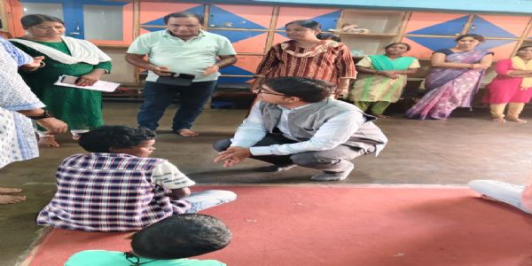 अनाथबालकैः सह उपायुक्तेन अतीतः समयः, सहयोगस्य दत्ता प्रतिज्ञा