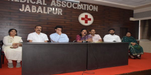 कथितस्य आरटीआई एक्टिविस्ट अथ च नेतॄणां संगठितगणस्य विरुद्धं लामबद्धं जातं इंडियन मेडिकल एसोसिएशन
