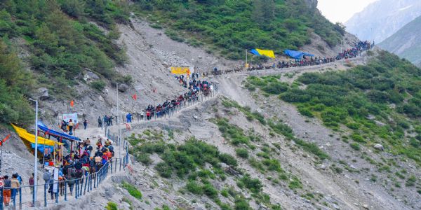 अमरनाथ यात्रायै 4,000तः अधिकानां तीर्थयात्रिणाम् एकः गणः प्रस्थितः