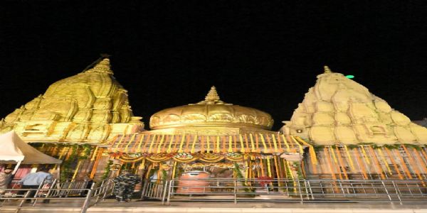 श्रावणमासस्य द्वितीयसोमवारस्य पूर्वसन्ध्यायां काशी अभवत् शिवमयी, विश्वनाथमन्दिरे श्रद्धायाः दीर्घश्रृङ्खला