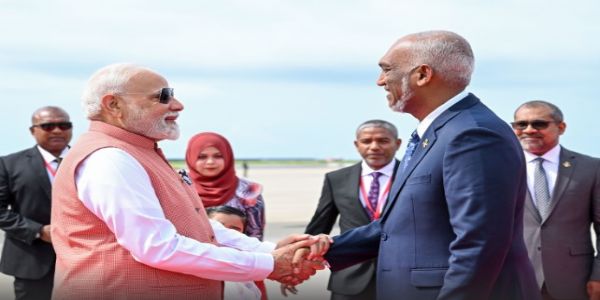मालदीवं प्राप्नोत् प्रधानमंत्री मोदी, राष्ट्रपति मोइज्जूः विमानपत्तनके कृतवान् सोत्साहं स्वागतम्