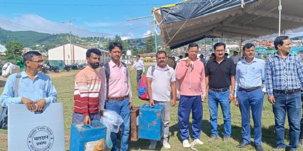 चम्पावतस्य त्रिस्तरीयपञ्चायतनिर्वाचनस्य द्वितीयचरणस्य कृते मतदानदलाः प्रस्थानम् कुर्वन्ति