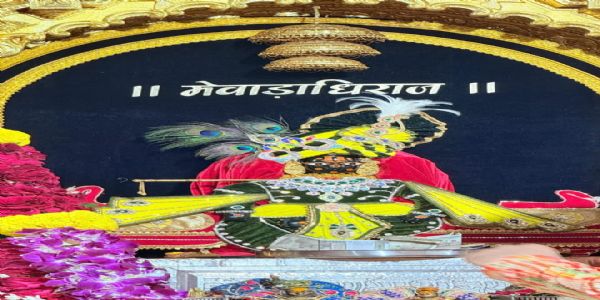 हरियाली तीजपर्वणि एकेन श्रृंगारेण एकस्मिन् स्वरूपे सांवलिया सेठ, प्रथमतया एकस्मिन् वेशे तिस्रः प्रतिमाः