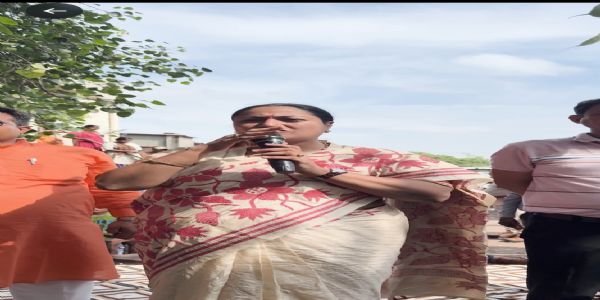 मुख्यमंत्री रेखा गुप्ता शालीमार बागस्य फाटकस्थवसतेः अकरोत् भ्रमणम्