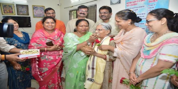 प्रधानमन्त्री मोदी इत्यनेन भोपाले स्वच्छतां प्रति समर्पितानां महिलानां सम्मानं वर्धितम् - महापौरः मालतीरायः