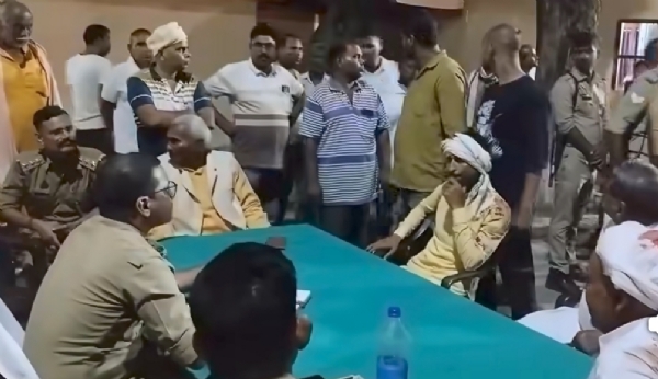 थाने में बैठे पूर्व विधायक सुरेंद्र सिंह