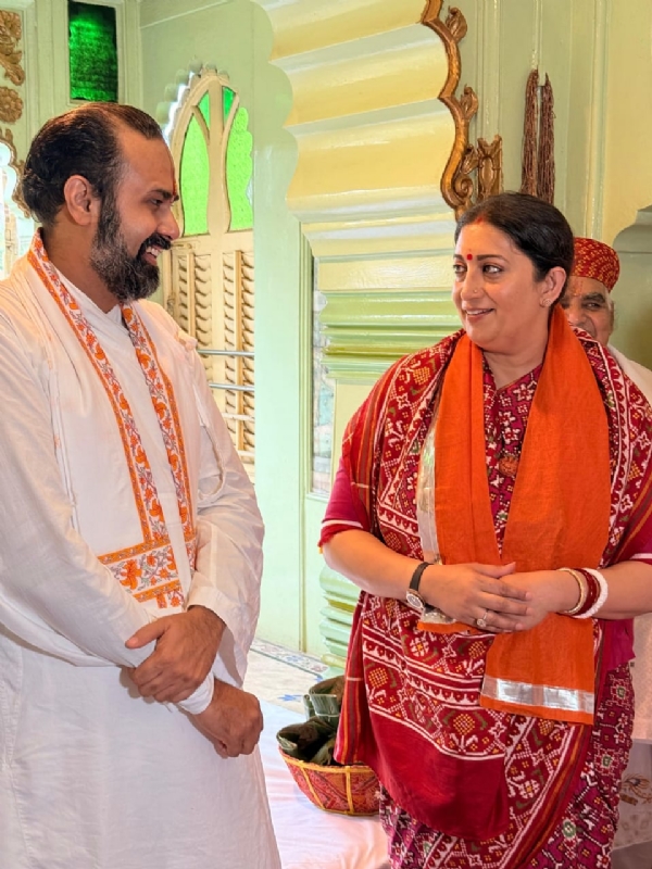 नाथद्वारा में स्मृति ईरानी व एकता कपूर ने किए श्रीनाथजी के दर्शन