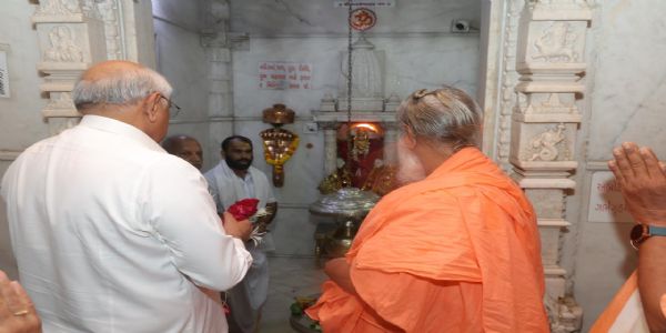 मुख्यमंत्री पवित्र श्रावण मासस्य प्रथम सोमवासरे धोळेश्वर महादेवस्य अकरोत् दर्शनम्