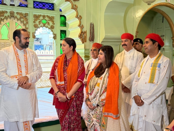 नाथद्वारा में स्मृति ईरानी व एकता कपूर ने किए श्रीनाथजी के दर्शन