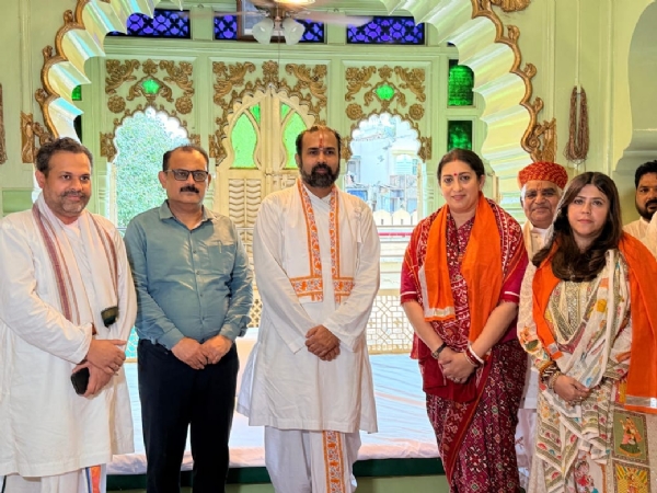नाथद्वारा में स्मृति ईरानी व एकता कपूर ने किए श्रीनाथजी के दर्शन