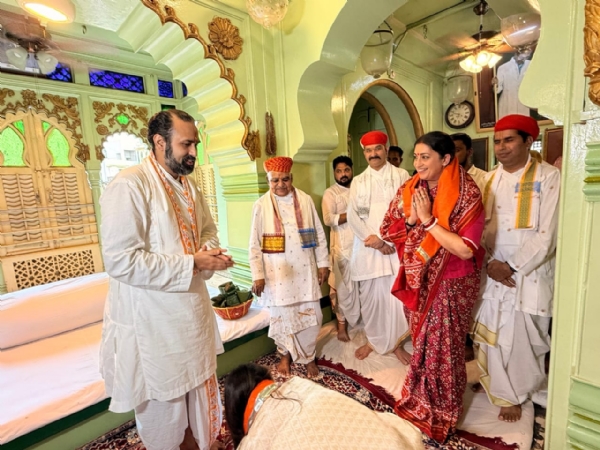 नाथद्वारा में स्मृति ईरानी व एकता कपूर ने किए श्रीनाथजी के दर्शन