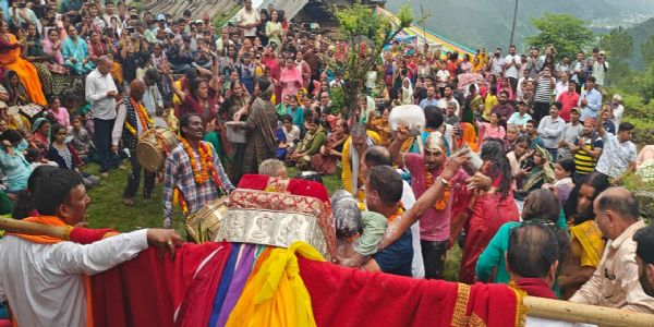नागपञ्चमीयां भक्ताः सर्पदेवस्य पूजा-अर्चनां कृतवन्तः