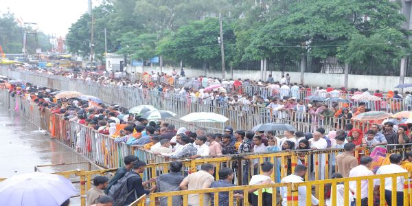 नागचंद्रेश्वर मंदिरम् : द्वि किलोमीटरदीर्घा पङ्क्तिः वृष्टौ अपि न अवरुद्धः आस्थायाः सम्मर्दः
