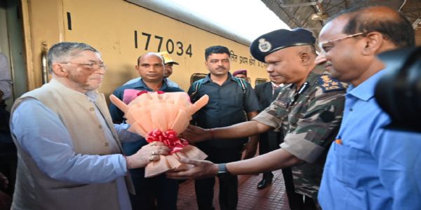 राज्यपालः प्राप्नोत् देवघरं, रेलवे स्थानके अधिकारिणोऽकुर्वन् स्वागतम्