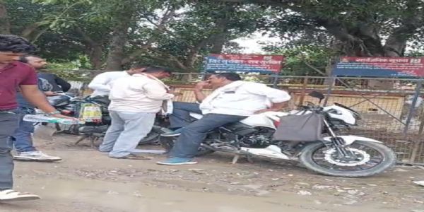 ककोरस्य स्थिते एआरटीओ कार्यालये मध्यस्थसमूहानां एकत्रिकरणम्, सर्वकारी-आदेशानाम् अवहेलना भवति