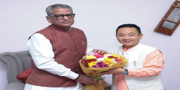 राज्यपालस्य माथुर-महाभागस्य कार्यकालस्य एकवर्षपर्यन्तं सम्पूर्णम्, मुख्यमन्त्रिणा समाभिवादनं दत्तम्।
