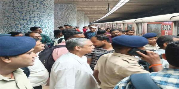 चांदनी चतुष्पथ स्थानके मेट्रोयाने अग्निः, सुरक्षिताः निर्गताः यात्रिणः
