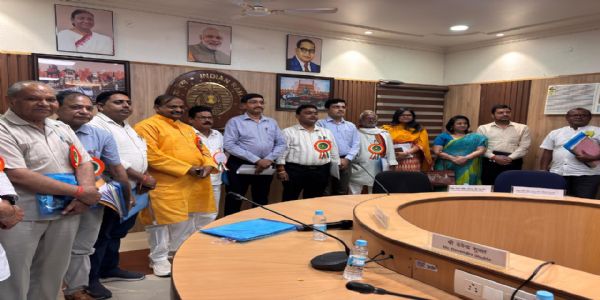 रेलवे स्थापनके यात्रिणाम् असुविधाः डीआरएम इत्यस्य समक्षं स्थापिताः