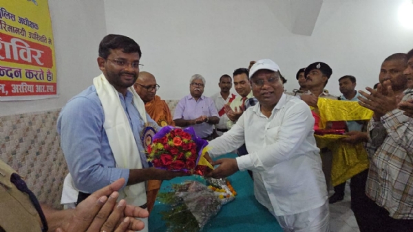 अररिया फोटो:रक्तदान शिविर में भाग लिए डीएम को सम्मानित करते निदेशक