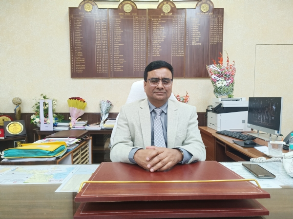 जानकारी देते डीआरएम