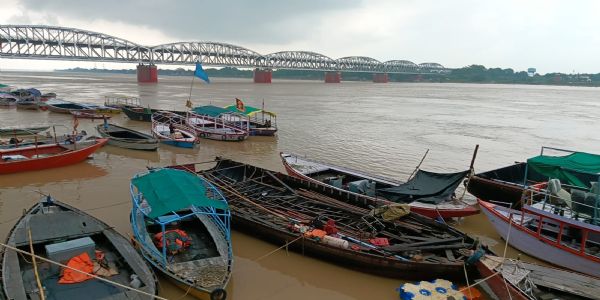 वाराणसी: गंग वरूणयोः लहर्यः पुनः धृतवत्यः रौद्र रूपं,तटवर्ती क्षेत्रे जलं प्रविष्टम्