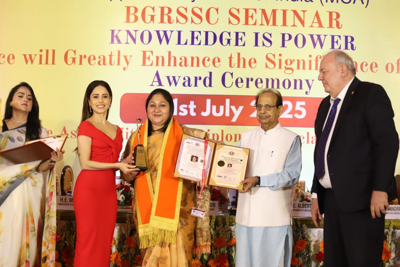 ‘भारतगौरवरत्नश्रीसम्मानम्’ इति समारोहे आगतान् कर्मयोद्धृन् सम्मानम्