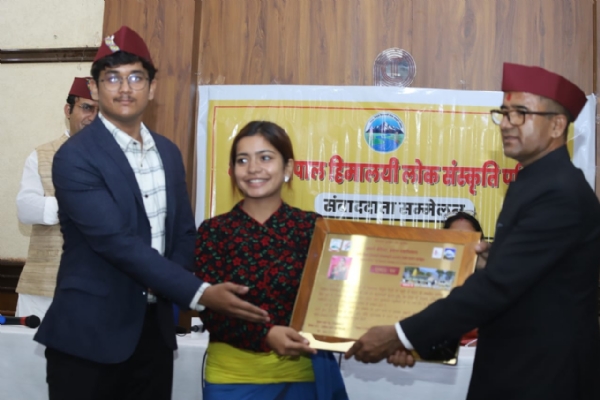 रविंद्र सिंह नेगी शांति उप्रेती  को सम्मानित करते हुए।