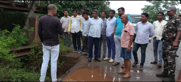 जर्जर पुल का निरीक्षण करते भाजपा प्रदेश उपाध्यक्ष बड़कुंवर गागराई और अन्य