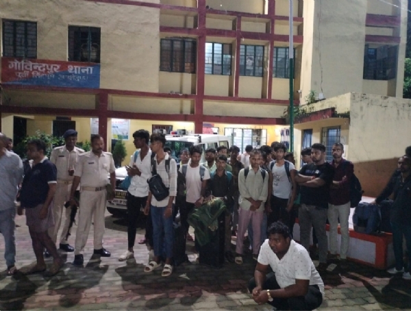 पुलिस द्वारा डिटेन किए गए युवक और युवतियां