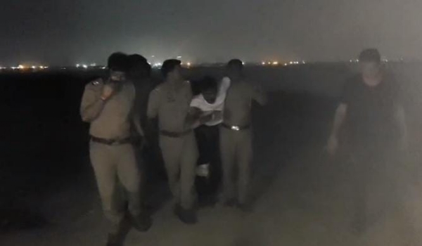 मुठभेड़ में गोली से घायल पच्चीस हजार के इनामी बदमाश एवं पुलिस टीम की फोटो मुठभेड़ में गोली से घायल पच्चीस हजार के इनामी बदमाश एवं पुलिस टीम की फोटो