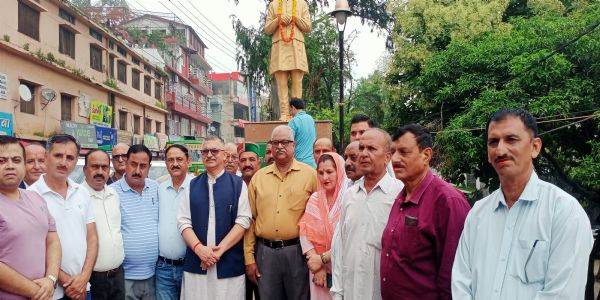 कांग्रेस विधायकः अजय सोलंकी हिमाचल निर्माता डॉ परमारः च जंयत्यां प्रणतौ