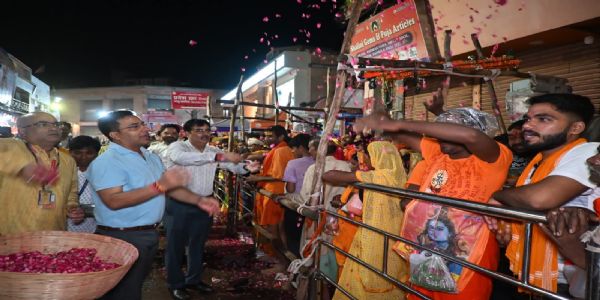श्रावणमासस्य अंतिमे सोमवासरे श्री काशी विश्वनाथस्य शिवभक्तेषु पुष्पवर्षा